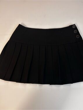 High-Waist Black Pleated Mini Skirt with Side Button Detail